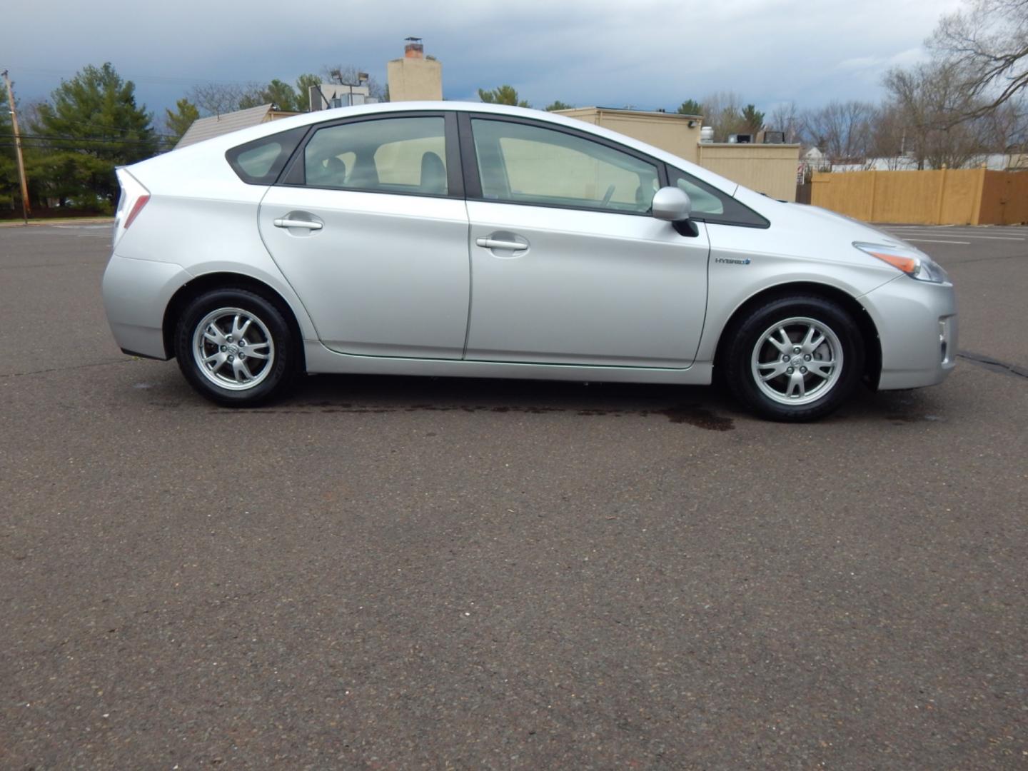 2010 Silver /Gray Leather Toyota Prius IV (JTDKN3DU1A0) with an 1.8 liter 4cyl hybrid engine, CVT Automatic transmission, located at 6528 Lower York Road, New Hope, PA, 18938, (215) 862-9555, 40.358707, -74.977882 - Here for sale is a 2010 Toyota Prius 4 hatchback. Under the hood is a strong running 1.8 liter 4 cylinder hybrid engine which puts power to the front wheels via a smooth transmission. Features include; Gray leather interior, keyless entry, 2 master keys, cruise control, tilt steering wheel, cold A - Photo#4